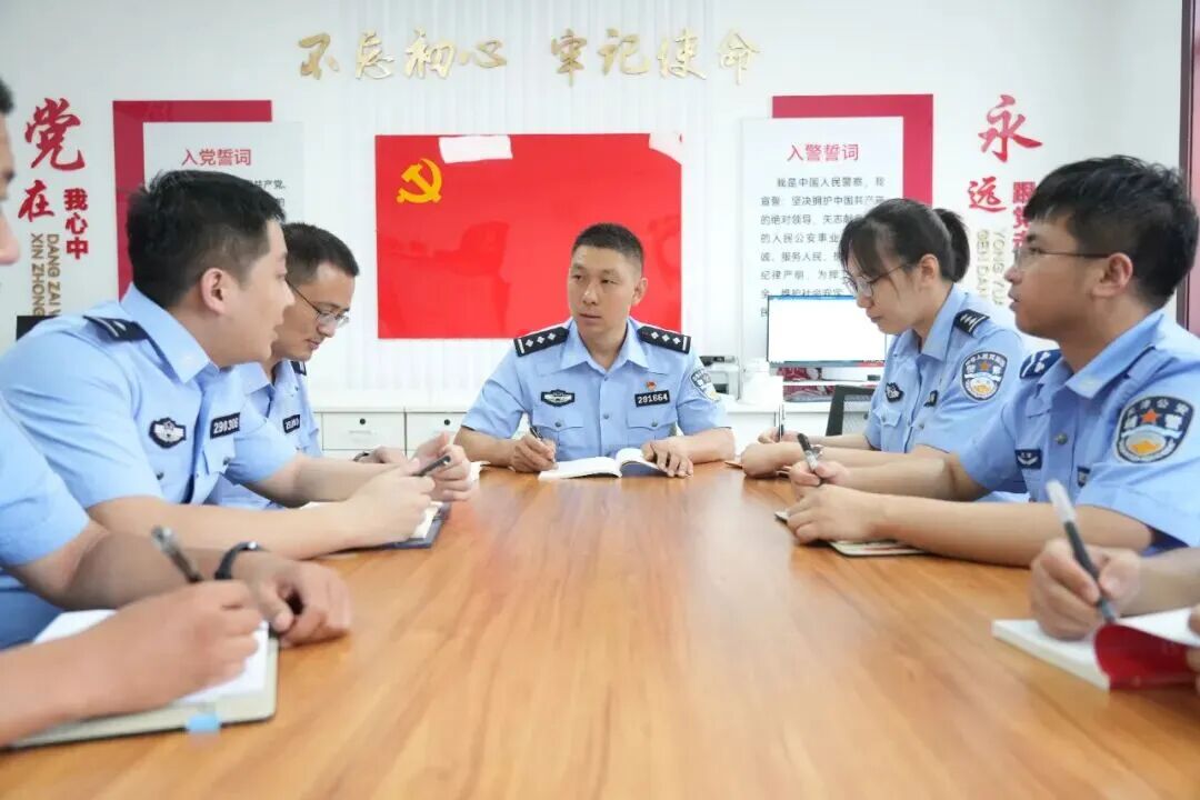 从父辈、战友到师徒，跨越岁月的坚守，天津公安一脉相承的藏蓝信仰 .